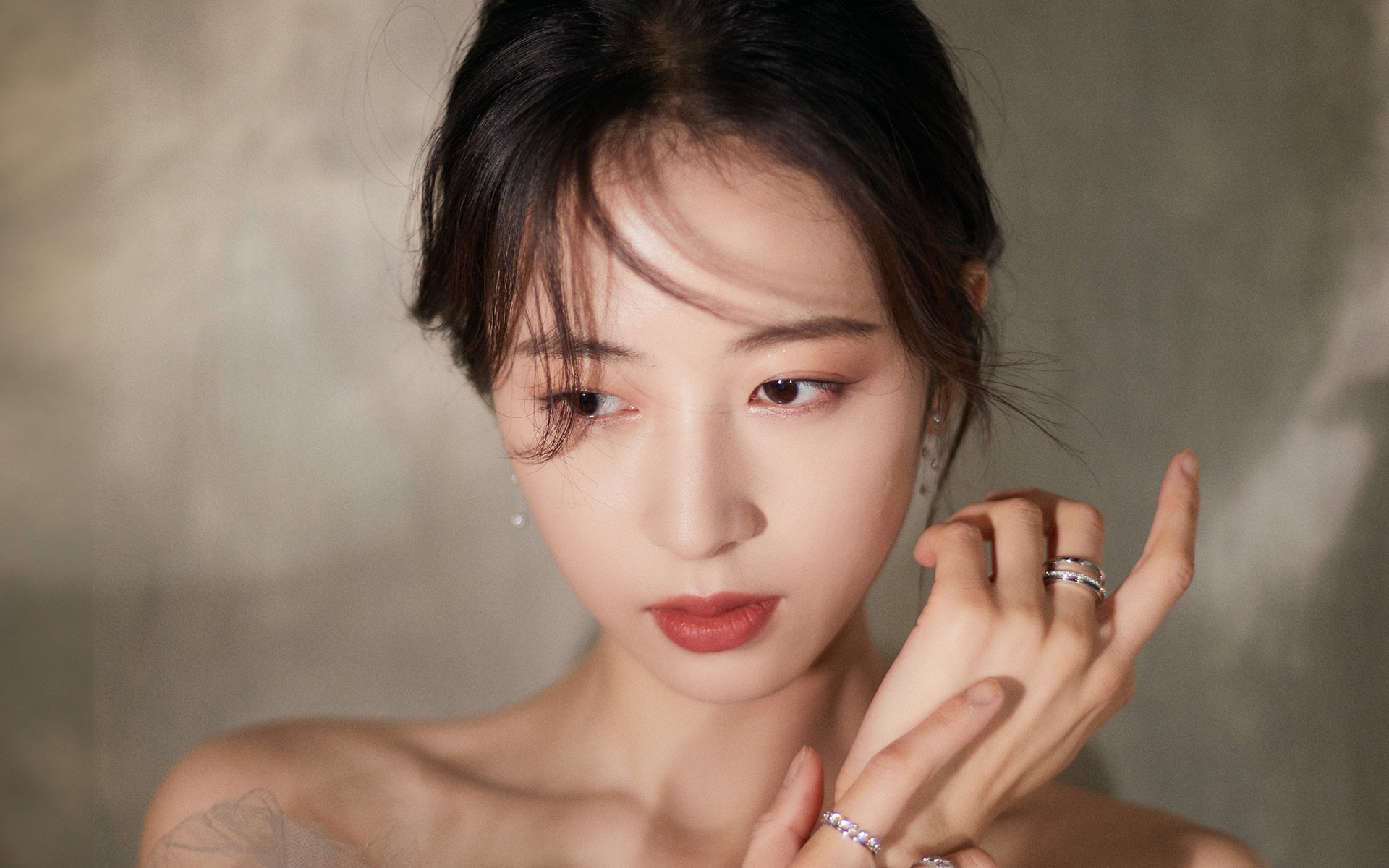 希腊女篮在欧洲锦标赛中再夺金牌，传统强队再续辉煌，希腊女球迷