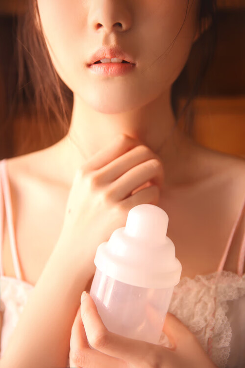 李冰洁泳池对决 展现中国选手韧性，李冰洁泳装